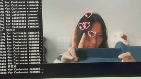 當使用者比出「V 字✌️」或「韓式手指心心🫰」時，畫面會噴發出心心💖，且能透過廣東話語音改變顏色。